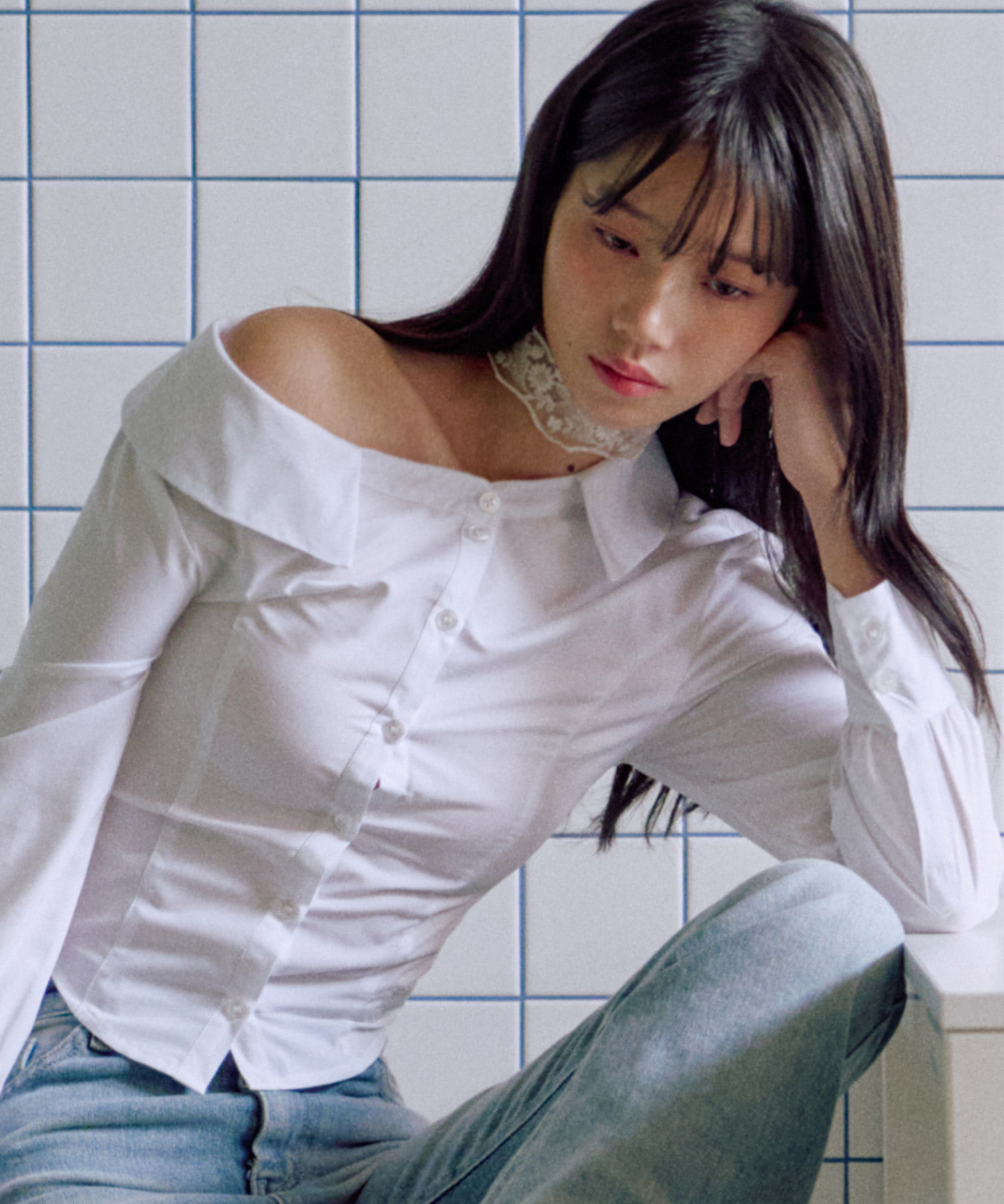 예약 배송 04월 18일_버니 오프숄더 셔츠 [WHITE] 김나영이 착용한 제로플래닛